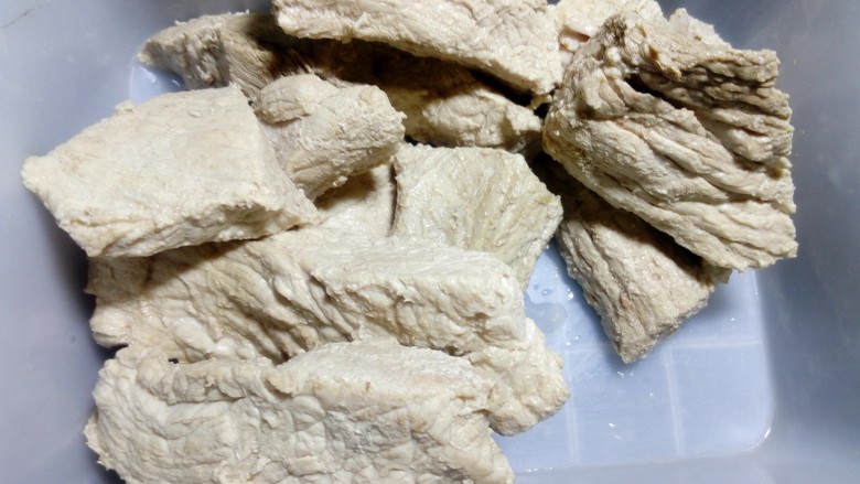 自制超简便香酥肉松(面包机版),捞出来冷却待用,这时的肉应该是一搓就散开的状态。
