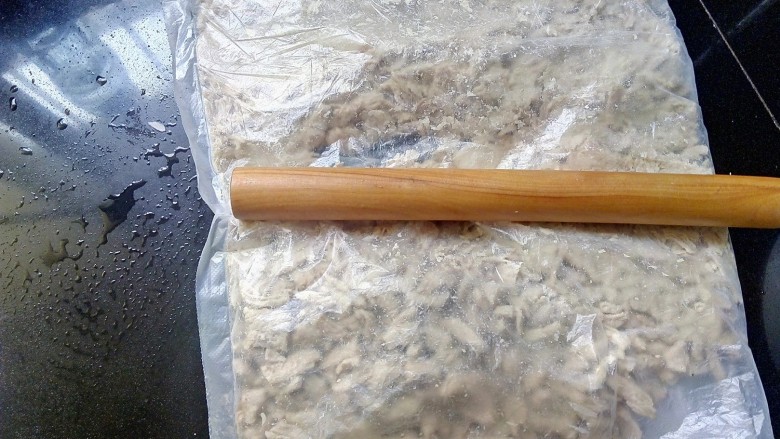 自制超简便香酥肉松(面包机版),也可以把煮好的肉放进厚点的袋子,用擀面杖把肉压碎。