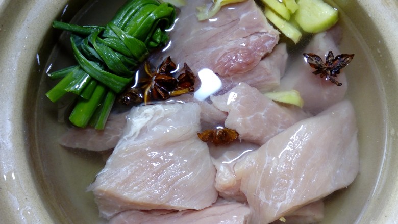 自制超简便香酥肉松(面包机版),切好后冷水下锅氽烫一下。