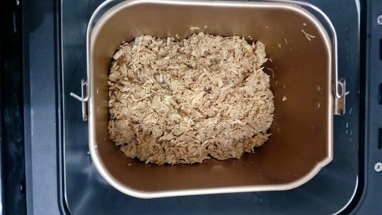 自制超简便香酥肉松(面包机版),这一桶的肉切的比较碎,做出来差不多成肉沫,不是那种很蓬松的,有长长的丝。