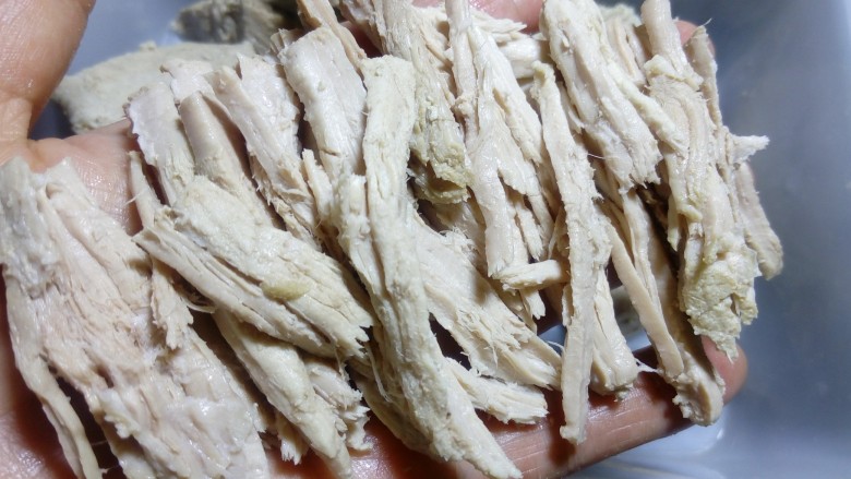 自制超简便香酥肉松(面包机版),就像这样一丝丝的,我切的比较小,爱吃有嚼劲的可以切大块一些,看个人喜爱吧。