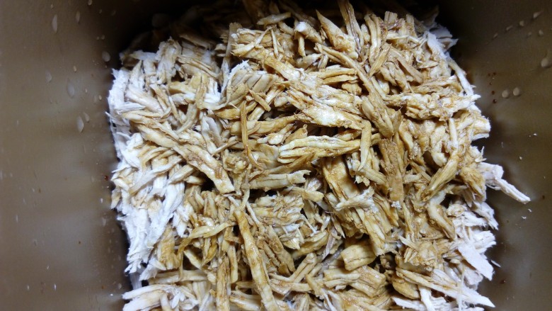 自制超简便香酥肉松(面包机版),放进面包机里,加入所有调料,可以根据自己的口味来调整调料的用量。