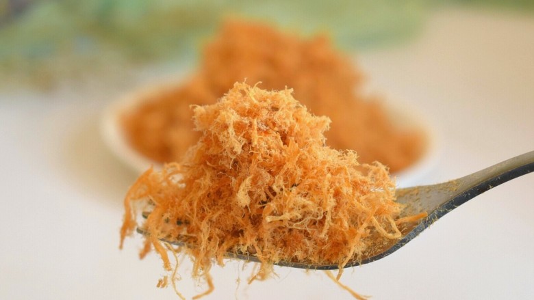 自制超简便香酥肉松(面包机版),配方做出来成品大约210克左右,因为肉品、最后肉松含水量等的不同,最终重量会有差别的。