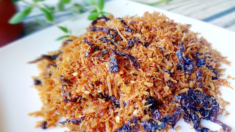自制超简便香酥肉松(面包机版),没有面包机的亲们也可以用炒锅来炒制,把肉丝炒至有“沙沙”声响就可以了。不过那是很耗时耗力的,我不停的炒了半小时才得了200克的肉松。锅炒的肉松比较脆硬一些,有嚼劲,没有面包机做的蓬松。也可以炒完后再放入料理机中打一下。