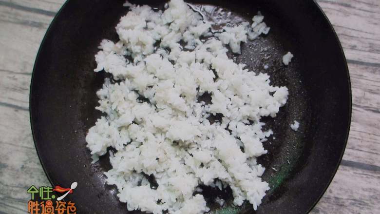 牛肉炒饭,锅内放入2勺油，加入<a style='color:red;display:inline-block;' href='/shicai/ 507'>米饭</a>，快速划散