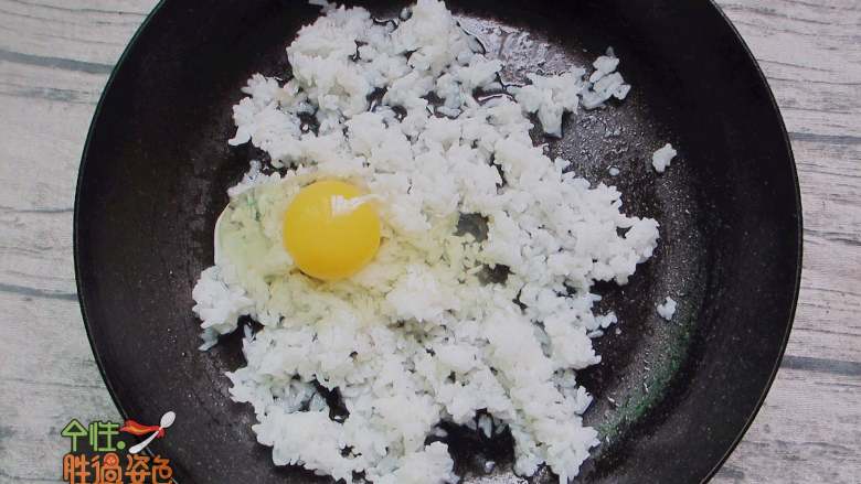 牛肉炒饭,翻炒均匀，加入一个<a style='color:red;display:inline-block;' href='/shicai/ 9'>鸡蛋</a>
