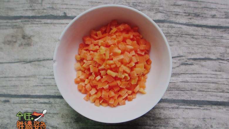 牛肉炒饭,<a style='color:red;display:inline-block;' href='/shicai/ 25'>胡萝卜</a>去皮切成小丁