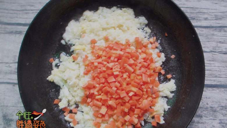 牛肉炒饭,加入胡萝卜丁