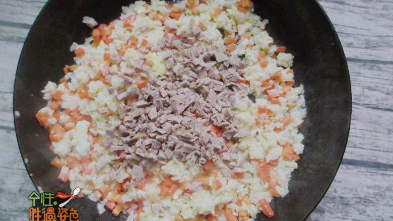 牛肉炒饭,加入牛肉粒