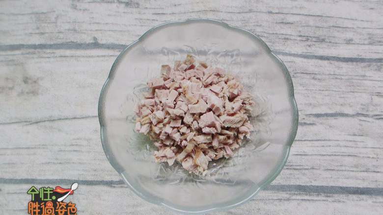 牛肉炒饭,熟<a style='color:red;display:inline-block;' href='/shicai/ 216'>牛肉</a>切成小丁