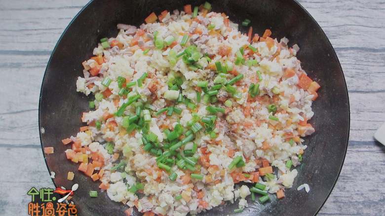 牛肉炒饭,加入胡椒粉、盐、鸡精、五香粉调味，最后撒入一把葱花就可以出锅了