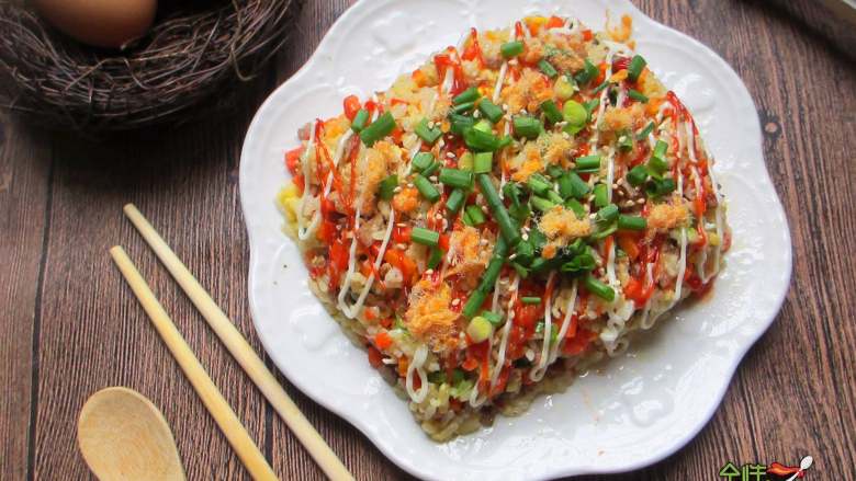 牛肉炒饭,炒好的米饭放入盘子里，挤上沙拉酱、甜辣酱，撒上一把葱花即可