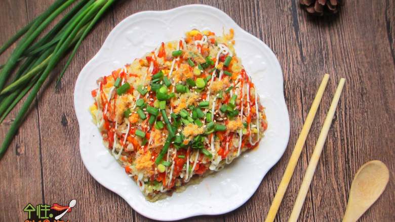 牛肉炒饭,炒饭，看似毫无技术含量的饭，但对每个人来说却不尽相同。一人在家，一盘炒饭是最快捷的午餐了，看着手机就可以吃得津津有味。上班的时候，就带一份炒饭便当，不但快手也很有营养。它们可能并不丰盛，但足以饱腹。
 