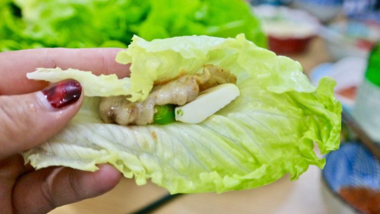 在家吃韩国烤肉,爽脆的生菜叶子,包入金黄的烤肉,再搭配青椒圈和蒜片,这是最大程度的治愈了