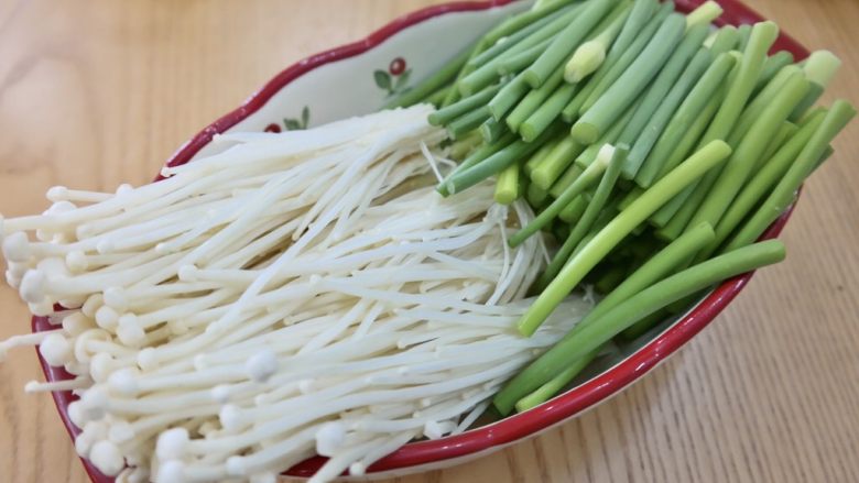 在家吃韩国烤肉,烤金针菇可以说是很经典了,但是烤蒜苔可能很多人不知道,烤起来脆脆的,搭配烤肉特别解腻