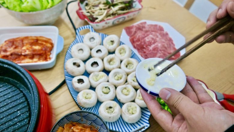 在家吃韩国烤肉,蘑菇里塞进蒜蓉,更香了