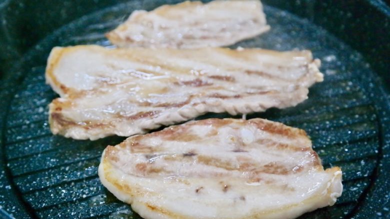 在家吃韩国烤肉,这个烤肉锅是有纹路的,一方面让肉受热更均匀,另外也不容易粘锅,而且肉上面还保留着锅的纹路非常好看