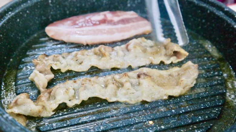 在家吃韩国烤肉,烤肥牛特别快,下去半分钟翻面再半分钟就好了