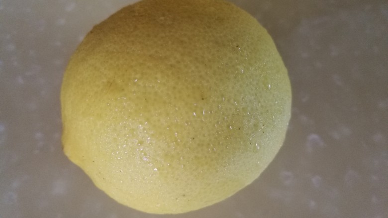 草莓奶酪慕斯蛋糕,洗净柠檬,挤出柠檬汁,过滤
