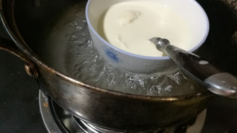 草莓奶酪慕斯蛋糕,隔水加热,搅拌至完全融化