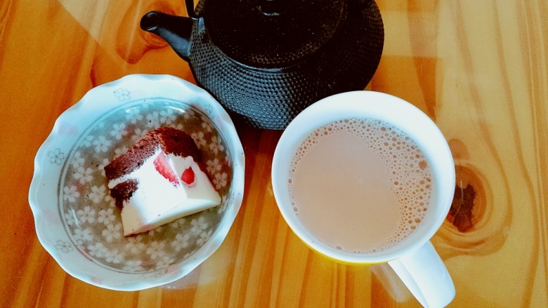 草莓奶酪慕斯蛋糕,忙碌工作日的间隙或是休闲时光里好友相聚,午后来一块草莓奶酪慕斯蛋糕,搭配一杯红茶,带来愉悦和美妙感受。