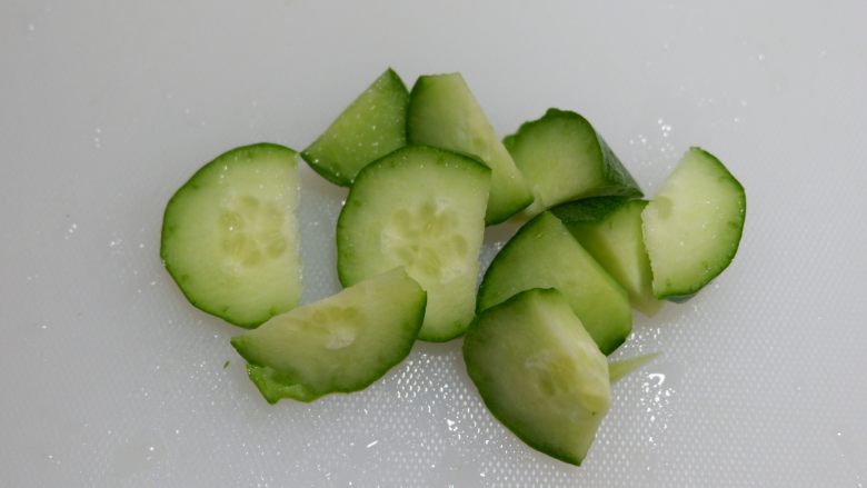 补钙豆浆—儿童食谱,将<a style='color:red;display:inline-block;' href='/shicai/ 54'>黄瓜</a>洗净,切粒。