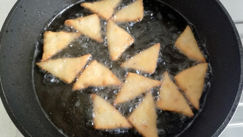红烧豆腐角,开中大火,把豆腐角炸成金黄色。