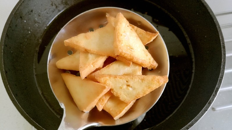 红烧豆腐角,用漏勺捞出控油,炸不完分二批炸。