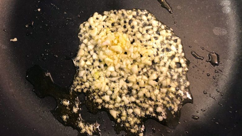 菠菜三文鱼派,热锅下油,爆香蒜茸。