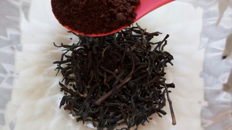 咖啡奶茶戚风,我没有买到红茶包,用了5克<a style='color:red;display:inline-block;' href='/shicai/ 149352'>红茶叶</a>加入2克黑咖啡粉
