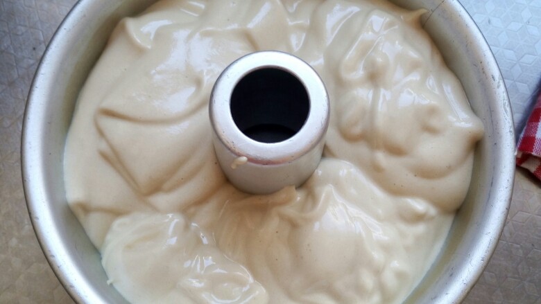 咖啡奶茶戚风,将蛋糕倒入模具,烤箱上下火165度中层烘烤35分钟