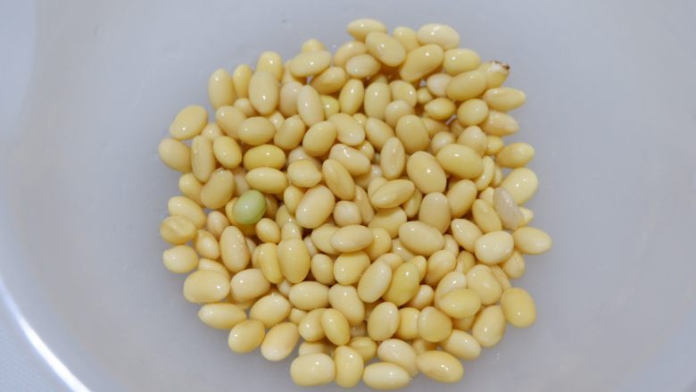 猪油渣雪菜炒黄豆,泡发好,沥干水备用。