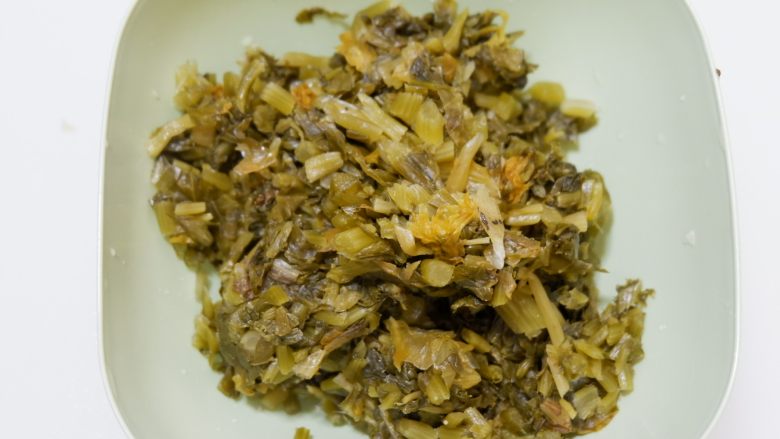 猪油渣雪菜炒黄豆,捞出,攥干水分