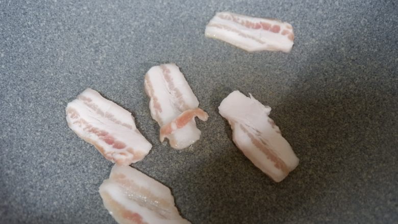 猪油渣雪菜炒黄豆,热锅不放油,下入猪肥膘