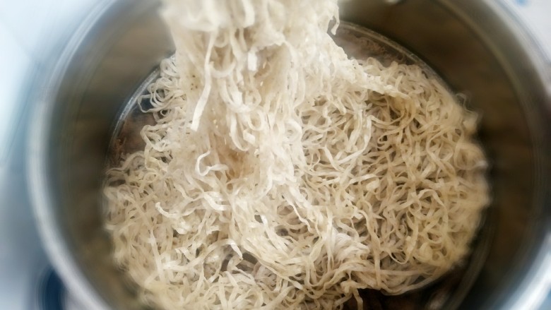 羊肉闷杂面,蒸好的杂面放入锅中前用筷子挑开,防止粘连。