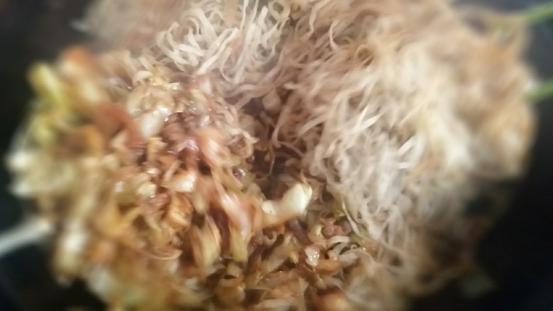 羊肉闷杂面,搅拌均匀,就就可以盛出了。