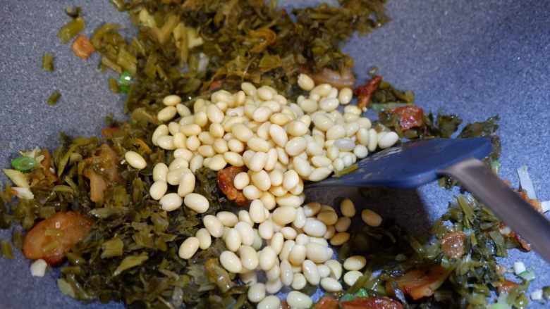 猪油渣雪菜炒黄豆,放入水发黄豆,