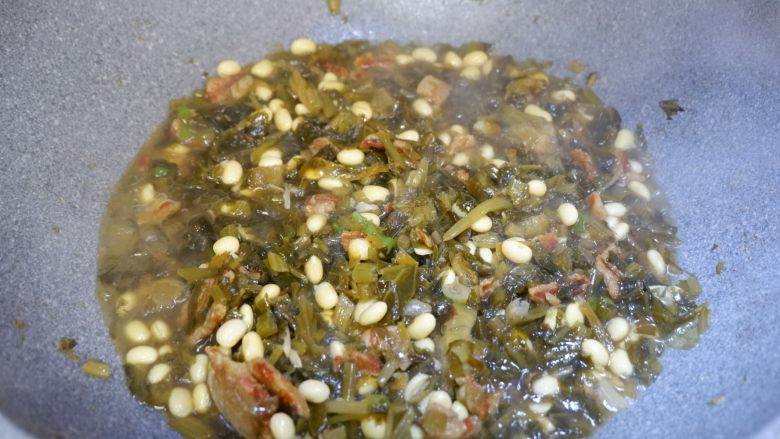 猪油渣雪菜炒黄豆,开盖,尝一下咸淡,加入适量<a style='color:red;display:inline-block;' href='/shicai/ 788'>生抽</a>。收汁入味即可。