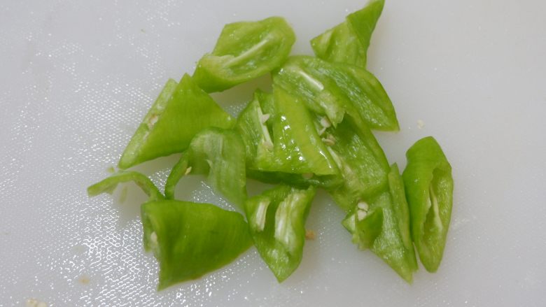 孜然土豆烩豆腐,青椒去蒂,切成小块。