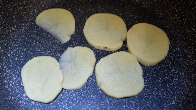 孜然土豆烩豆腐,还是那个锅,在将土豆片放入煎至一下。