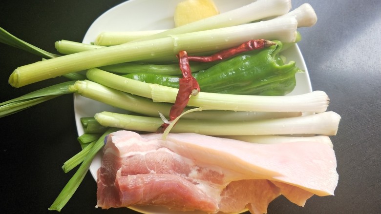 香浓家常菜  青蒜回锅肉,准备<a style='color:red;display:inline-block;' href='/shicai/ 428'>五花肉</a>，<a style='color:red;display:inline-block;' href='/shicai/ 61'>青椒</a>，<a style='color:red;display:inline-block;' href='/shicai/ 3348'>青蒜</a>，<a style='color:red;display:inline-block;' href='/shicai/ 2800'>生姜</a>，<a style='color:red;display:inline-block;' href='/shicai/ 86474'>干辣椒</a>，<a style='color:red;display:inline-block;' href='/shicai/ 29'>洋葱</a>，洗净备用。