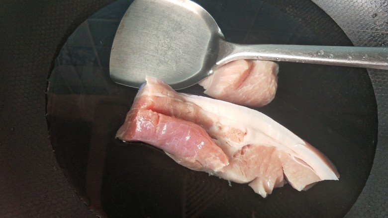 香浓家常菜  青蒜回锅肉,五花肉冷水下锅，焯水。