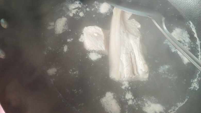 香浓家常菜  青蒜回锅肉,水开后再煮五分钟捞出备用。