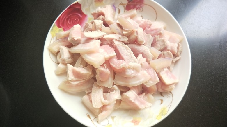 香浓家常菜  青蒜回锅肉,五花肉切片。