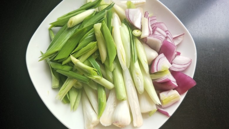 香浓家常菜  青蒜回锅肉,青蒜切段，洋葱切小块。