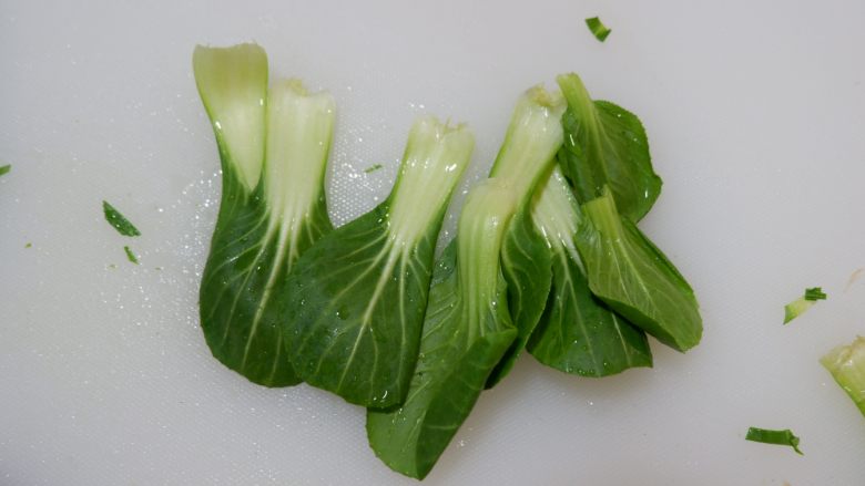 快手早餐—营养青菜饭,将<a style='color:red;display:inline-block;' href='/shicai/ 3517'>青菜</a>剥成一片片的,充分洗净