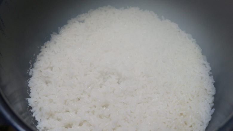 快手早餐—营养青菜饭,米饭快煮熟时打开盖子。(小心热气哦)