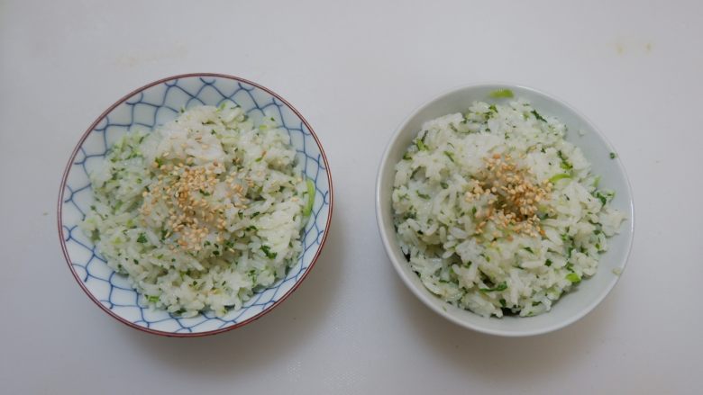 快手早餐—营养青菜饭,煮好的米饭,装入碗中,撒上少许<a style='color:red;display:inline-block;' href='/shicai/ 678'>白芝麻</a>。完美~