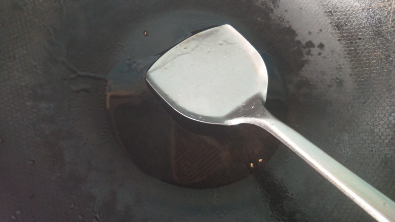 香浓家常菜  青蒜回锅肉,锅内放油。