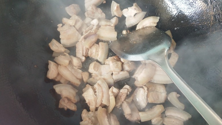 香浓家常菜  青蒜回锅肉,放入五花肉，煸炒出油。
